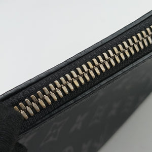 Secondhand Louis Vuitton Trio Messenger Gris Monogram Shadow M46603 shoulderbag | stylenewstar