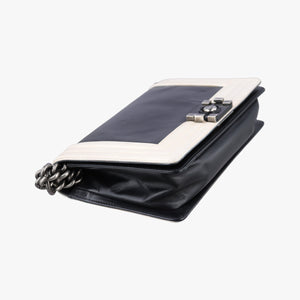 Pre-owned Chanel BOY CHANEL Black×white Leather A66712 shoulderbag | stylenewstar