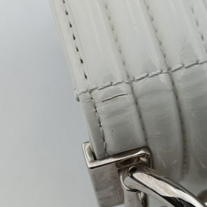 Secondhand Chanel BOY CHANEL White Patent A67017 shoulderbag | stylenewstar