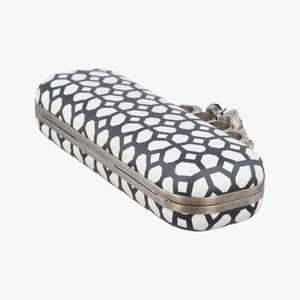 Pre-owned Alexander McQueen Four Ring White × Black Leather clutchbag | stylenewstar