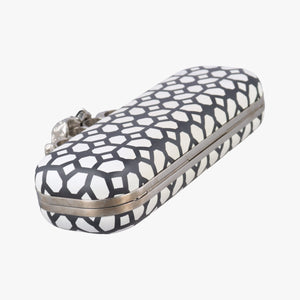 Pre-owned Alexander McQueen Four Ring White × Black Leather clutchbag | stylenewstar