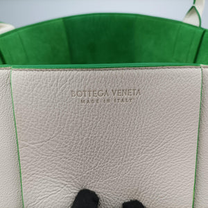 Vintage Bottega Veneta THE ARCO Tote White×Green lambskin handbag | stylenewstar