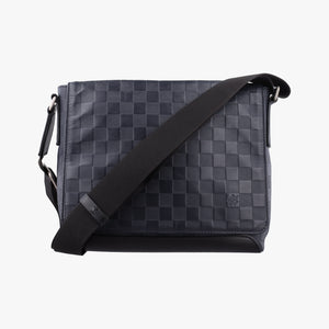 Pre-owned Louis Vuitton District PM Noir Damier Infini Leather N41033 shoulderbag | stylenewstar