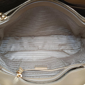 Pre-owned Prada Pyramid Beige Patent BL0808 handbag | stylenewstar