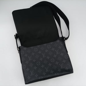 Pre-owned Louis Vuitton District PM Noir Monogram Eclipse M44000 shoulderbag | stylenewstar