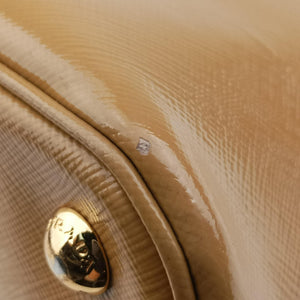 Vintage Prada Promenade Beige Patent SAFFIANO Leather BN2558 handbag | stylenewstar