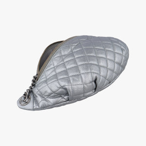 Pre-owned Chanel Matelasse Silver Leather A94102 bum bag/waist bag | stylenewstar