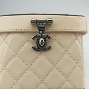 Pre-owned Chanel Vanity Matelasse Chain Handle White Patent Leather A91055 handbag | stylenewstar