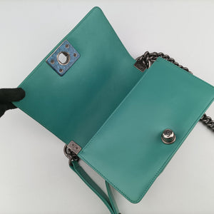 Pre-owned Chanel BOY CHANEL Green Leather A67085 shoulderbag | stylenewstar