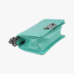 Pre-owned Chanel BOY CHANEL Green Leather A67085 shoulderbag | stylenewstar
