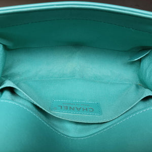 Pre-owned Chanel BOY CHANEL Green Leather A67085 shoulderbag | stylenewstar
