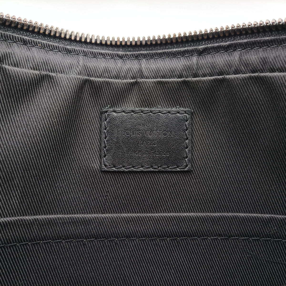 Secondhand Louis Vuitton Trio Messenger Gris Monogram Shadow M46603 shoulderbag | stylenewstar