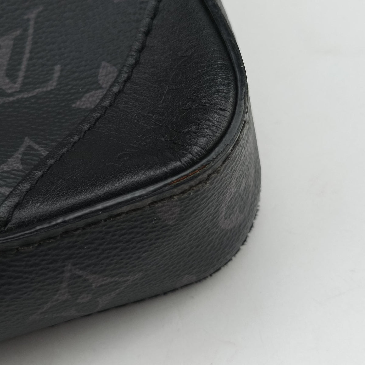 Secondhand Louis Vuitton Trio Messenger Gris Monogram Shadow M46603 shoulderbag | stylenewstar