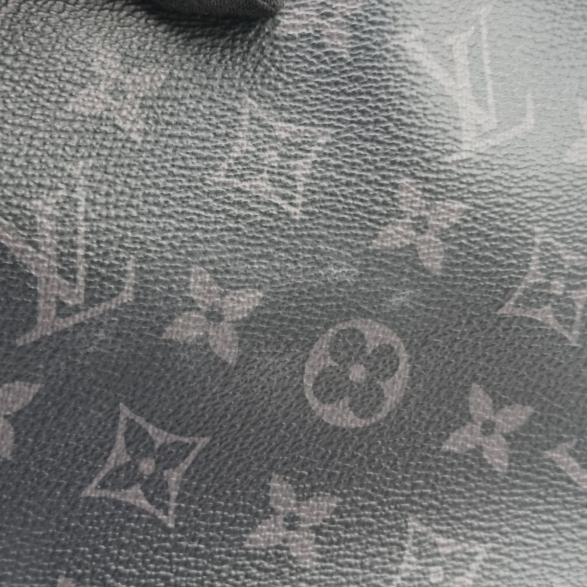 Secondhand Louis Vuitton Trio Messenger Gris Monogram Shadow M46603 shoulderbag | stylenewstar