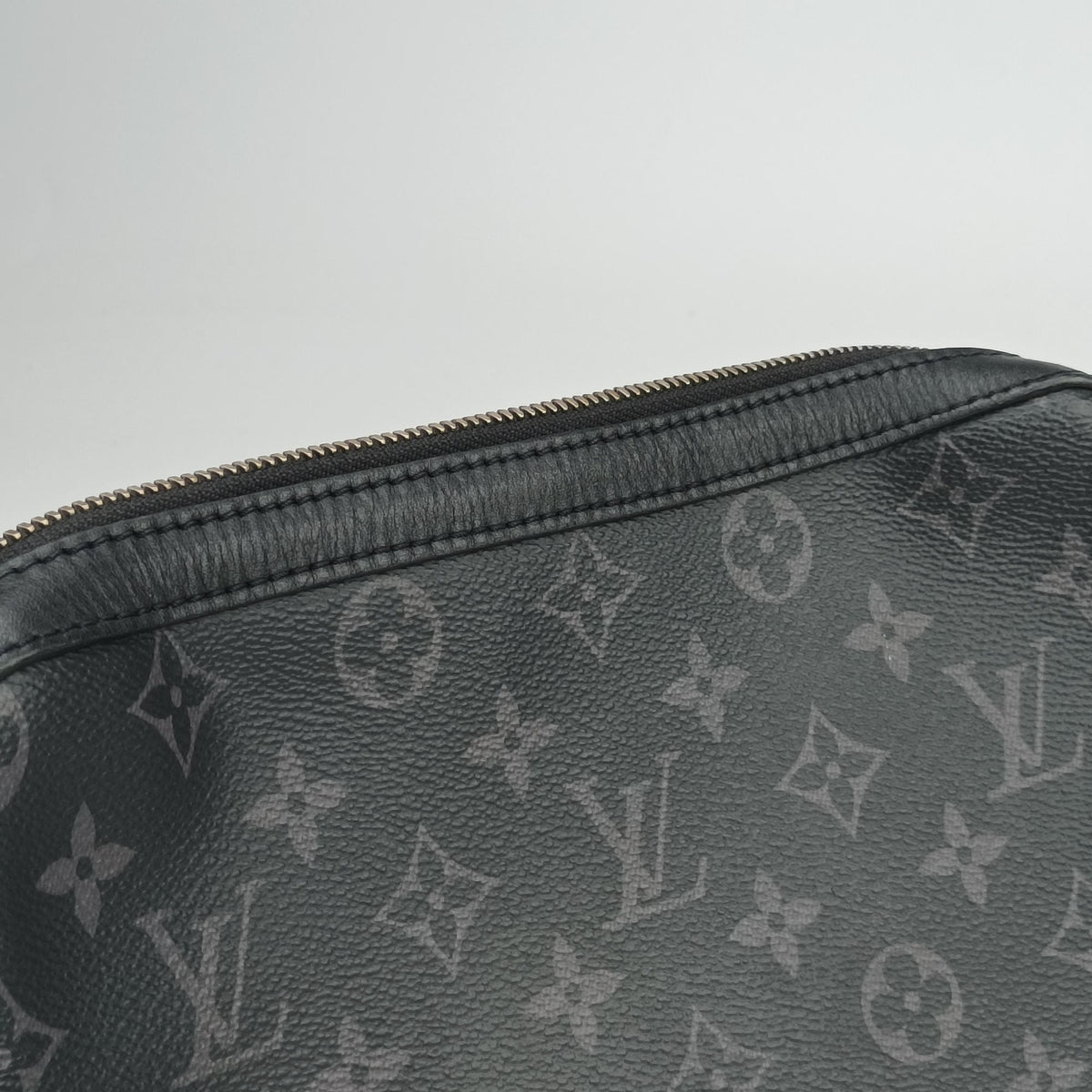 Secondhand Louis Vuitton Trio Messenger Gris Monogram Shadow M46603 shoulderbag | stylenewstar