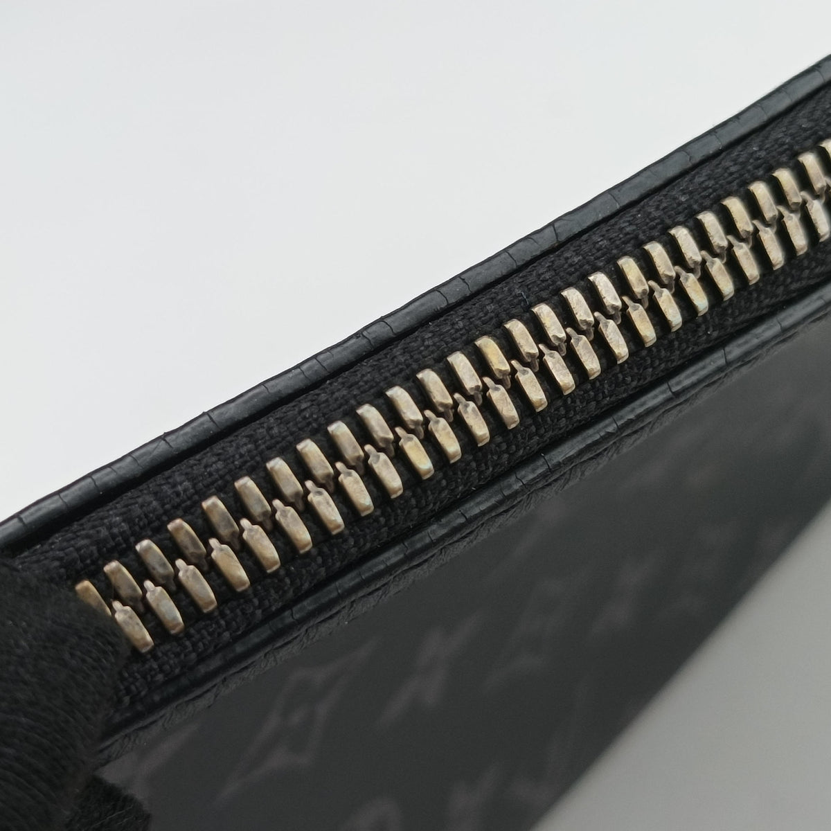 Secondhand Louis Vuitton Trio Messenger Gris Monogram Shadow M46603 shoulderbag | stylenewstar