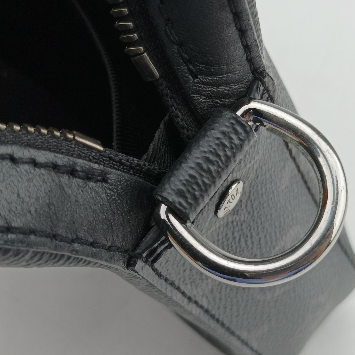 Secondhand Louis Vuitton Trio Messenger Gris Monogram Shadow M46603 shoulderbag | stylenewstar