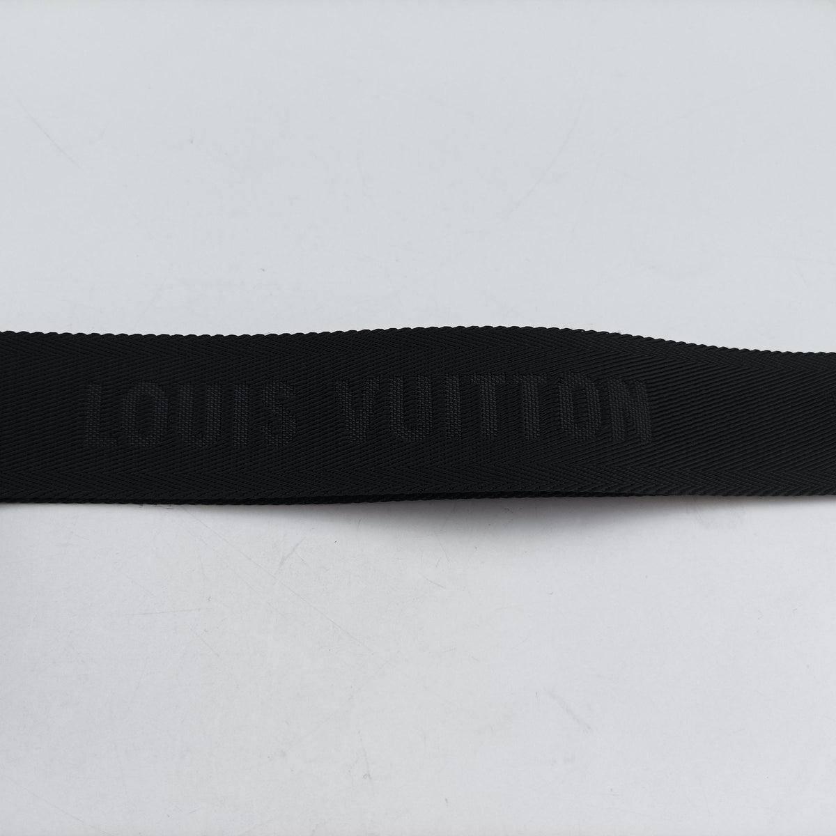 Secondhand Louis Vuitton Trio Messenger Gris Monogram Shadow M46603 shoulderbag | stylenewstar