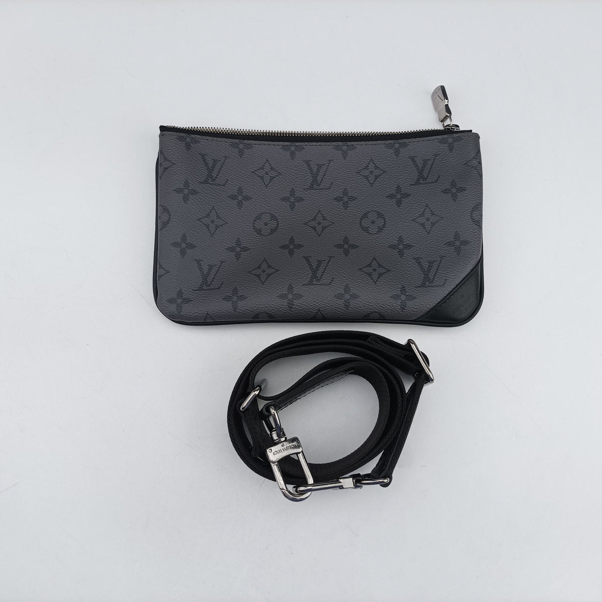 Secondhand Louis Vuitton Trio Messenger Gris Monogram Shadow M46603 shoulderbag | stylenewstar