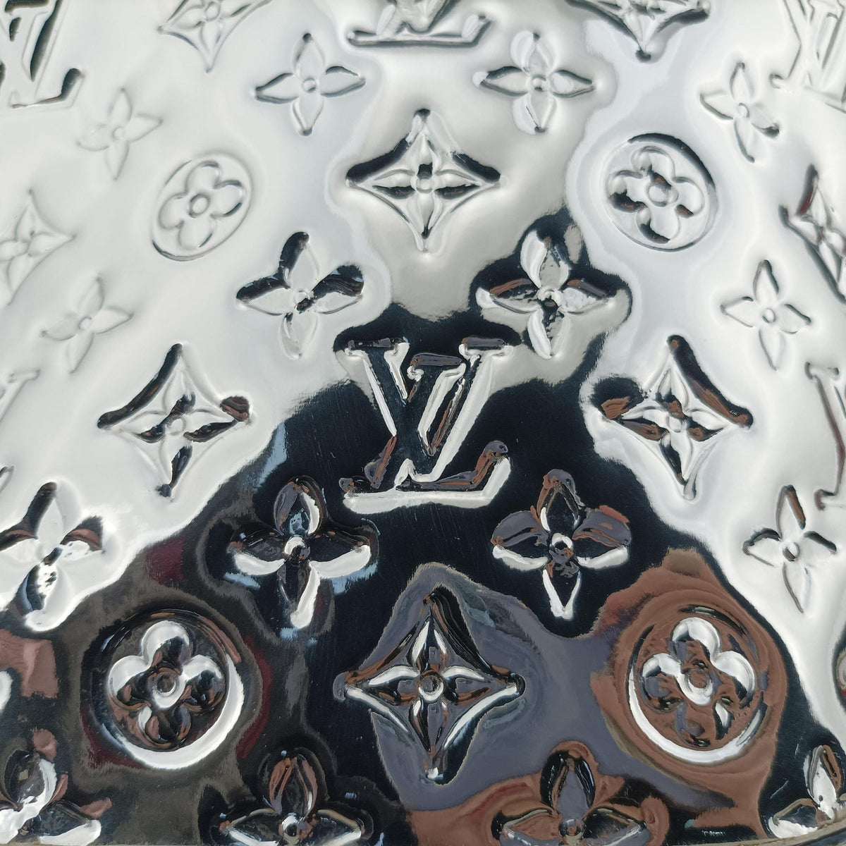 Pre-owned Louis Vuitton Lockit Silver Monogram Miroir M95449 handbag | stylenewstar