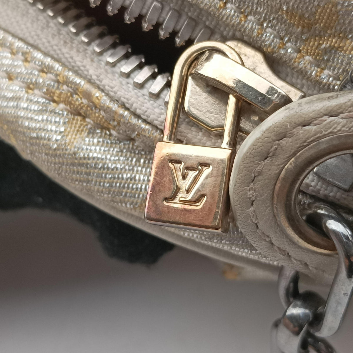 Pre-owned Louis Vuitton Shine McKenna Silver Monogram Shine M92362 shoulderbag | stylenewstar