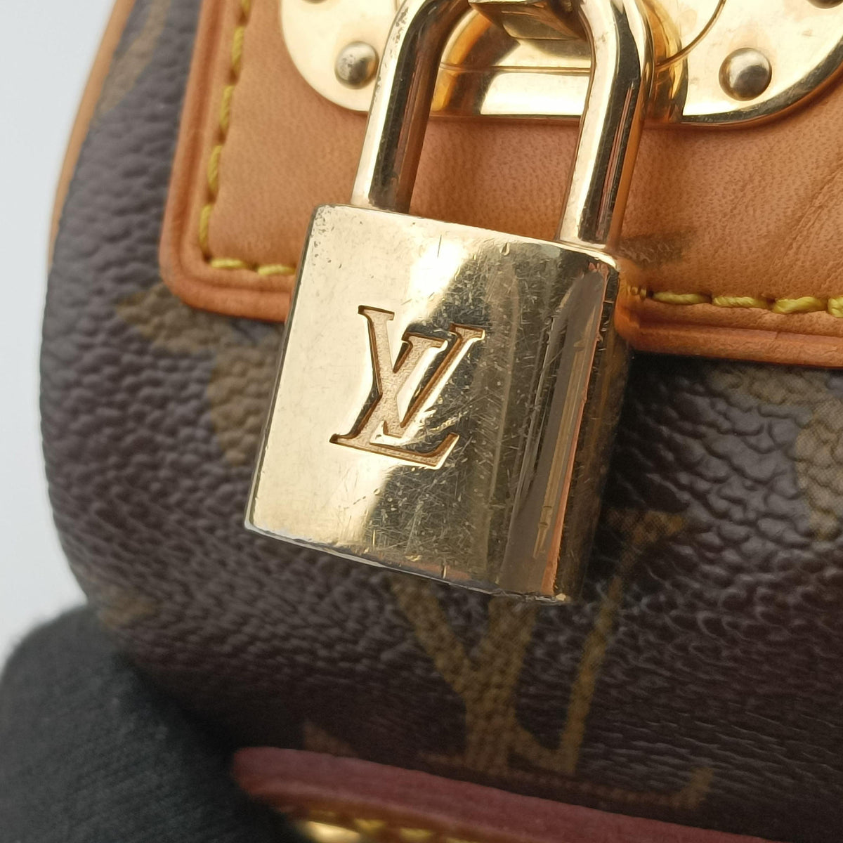 Pre-owned Louis Vuitton Mini Trocadero Brown x Fuchsia Monogram Perfo M95175 shoulderbag | stylenewstar