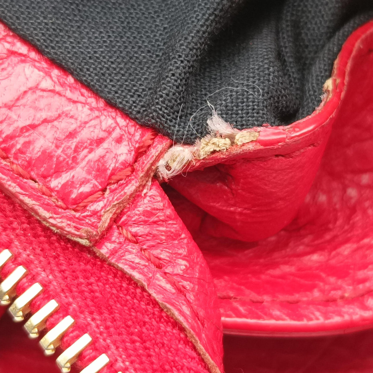 Pre-owned Balenciaga The Town Red lambskin  shoulderbag | stylenewstar