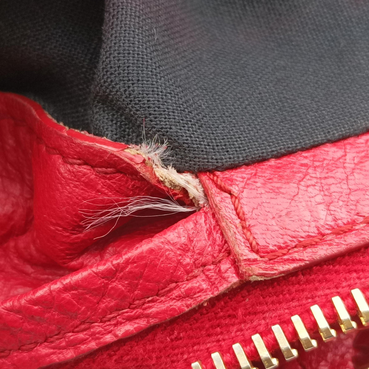 Pre-owned Balenciaga The Town Red lambskin  shoulderbag | stylenewstar