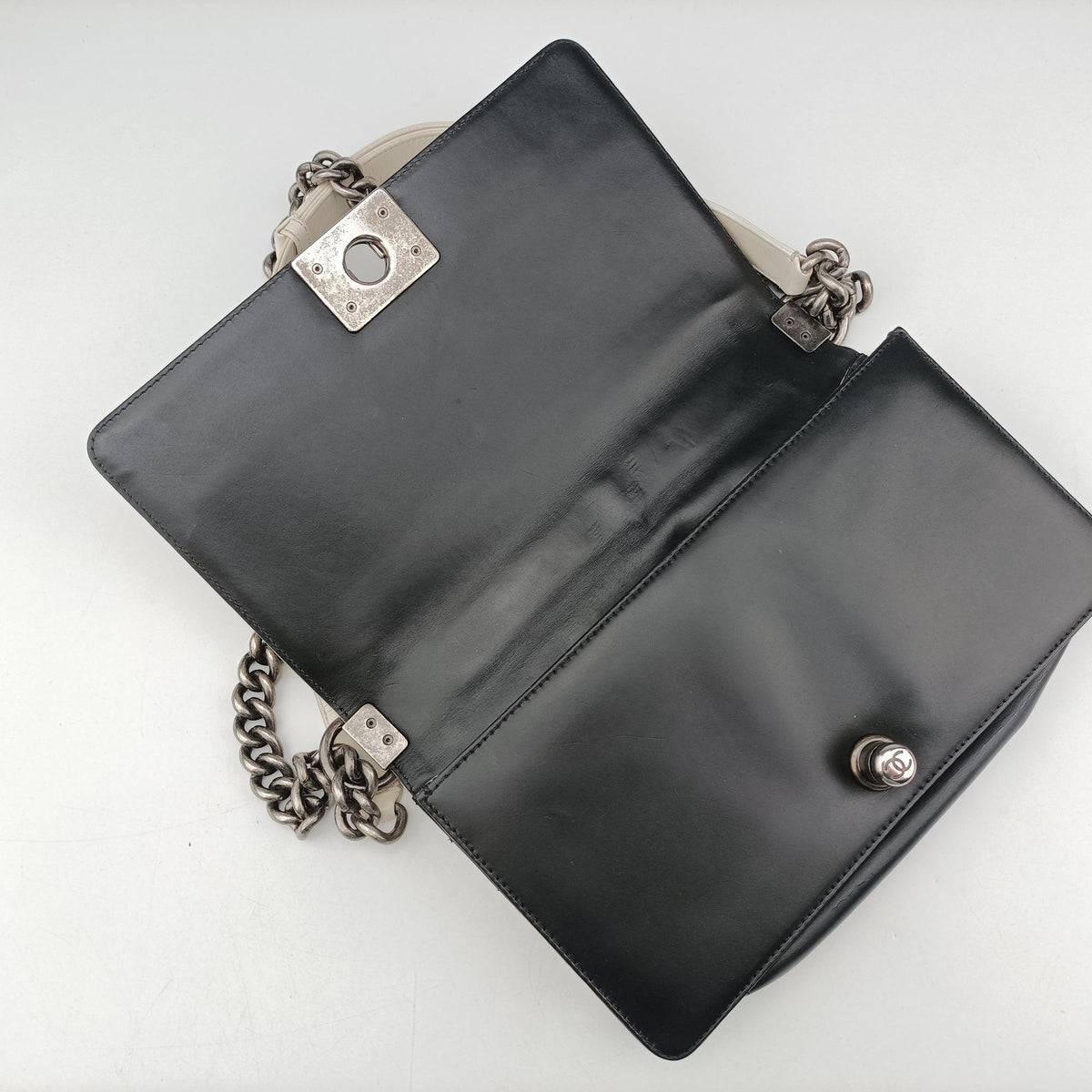 Pre-owned Chanel BOY CHANEL Black×white Leather A66712 shoulderbag | stylenewstar