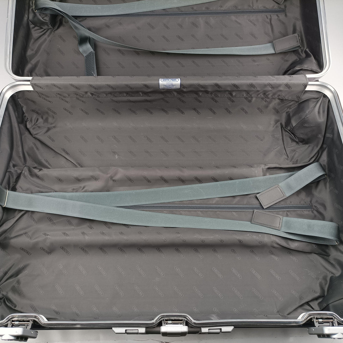Secondhand RIMOWA TOPAS Blue aluminum  suitcase | stylenewstar