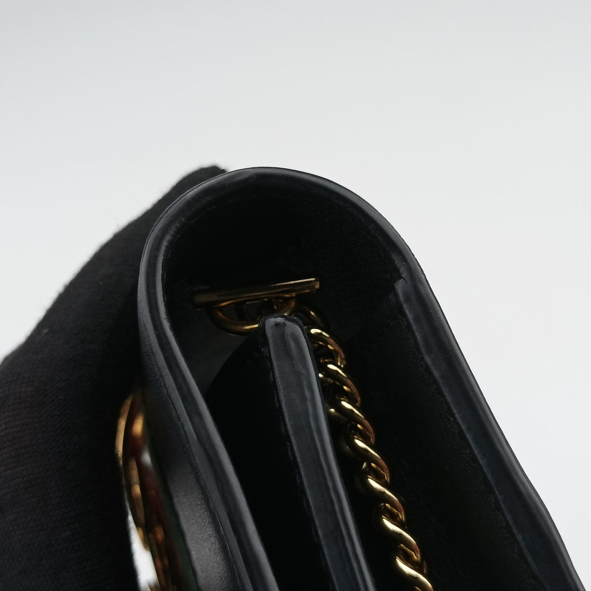 Pre-owned Gucci Sylvie Black Leather 494646 shoulderbag | stylenewstar