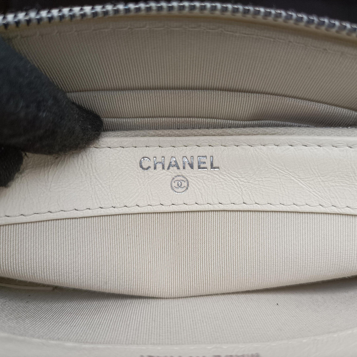 Pre-owned Chanel GABRIELLE White leather A94505 shoulderbag | stylenewstar