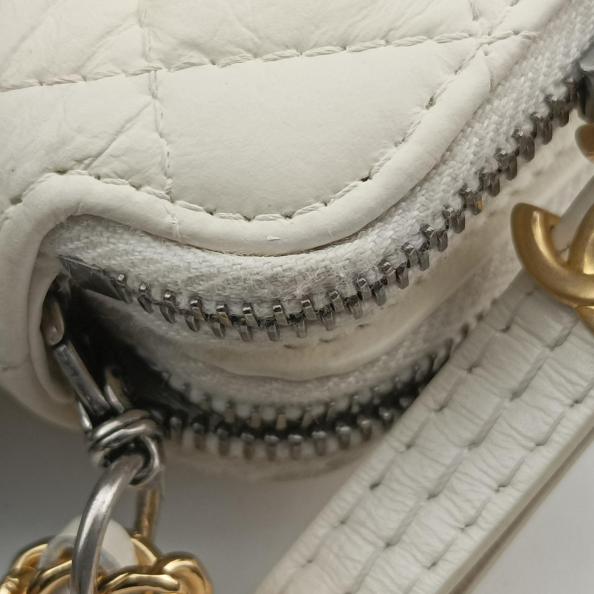 Pre-owned Chanel GABRIELLE White leather A94505 shoulderbag | stylenewstar