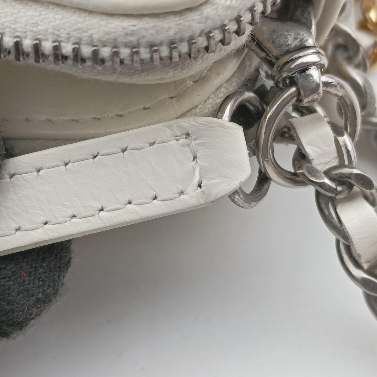 Pre-owned Chanel GABRIELLE White leather A94505 shoulderbag | stylenewstar