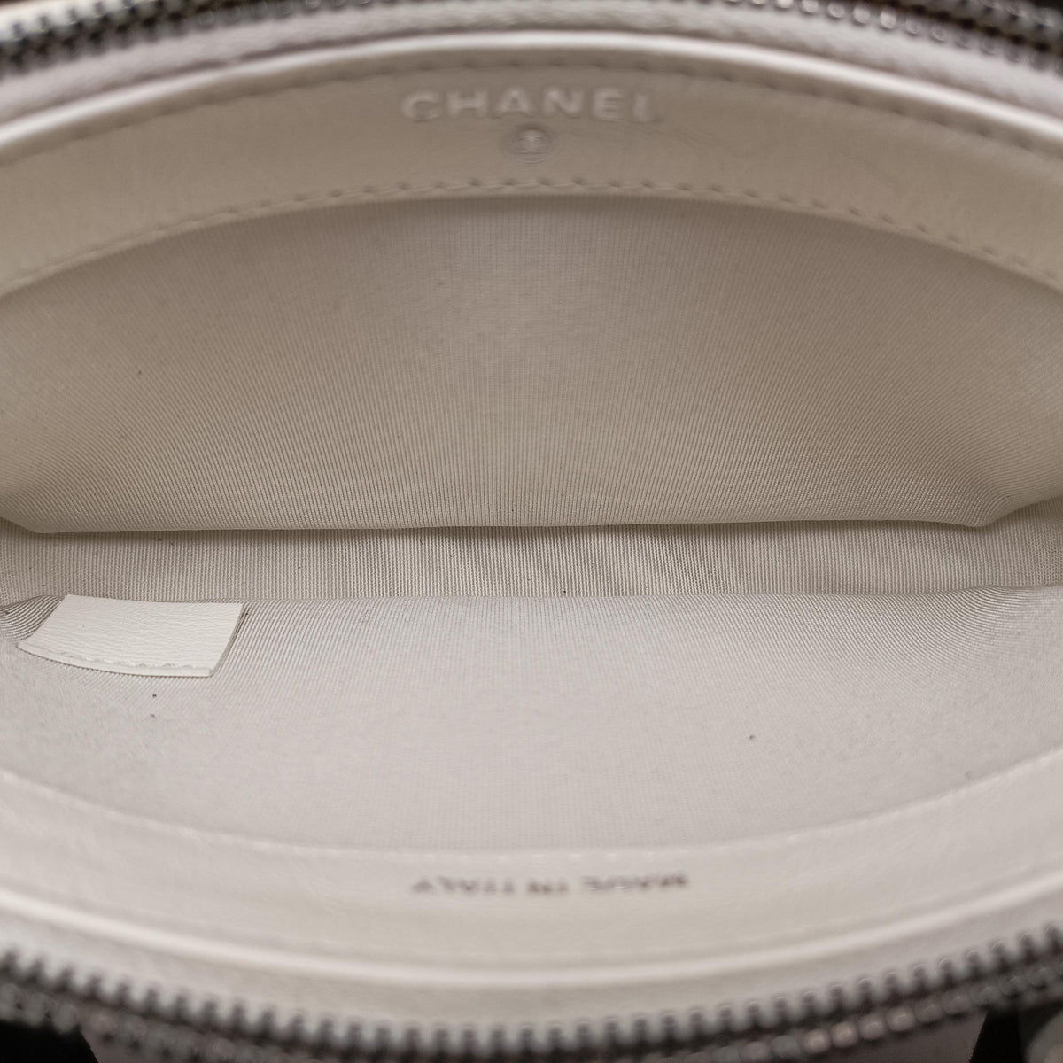 Pre-owned Chanel GABRIELLE White leather A94505 shoulderbag | stylenewstar