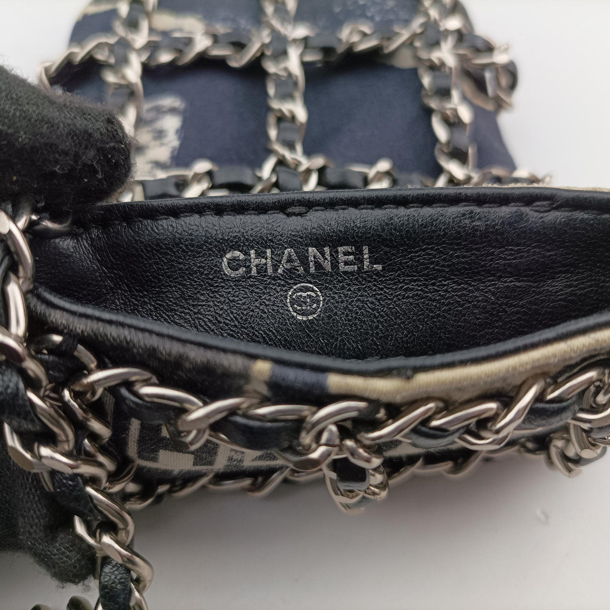 Pre-owned Chanel Tech Me Out phone case Navy x White Canvas AP1161 shoulderbag | stylenewstar
