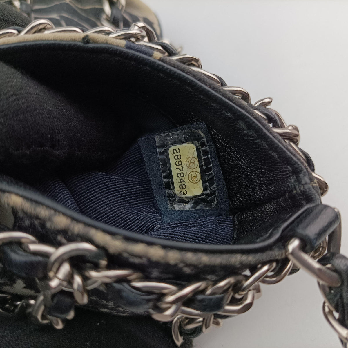 Pre-owned Chanel Tech Me Out phone case Navy x White Canvas AP1161 shoulderbag | stylenewstar