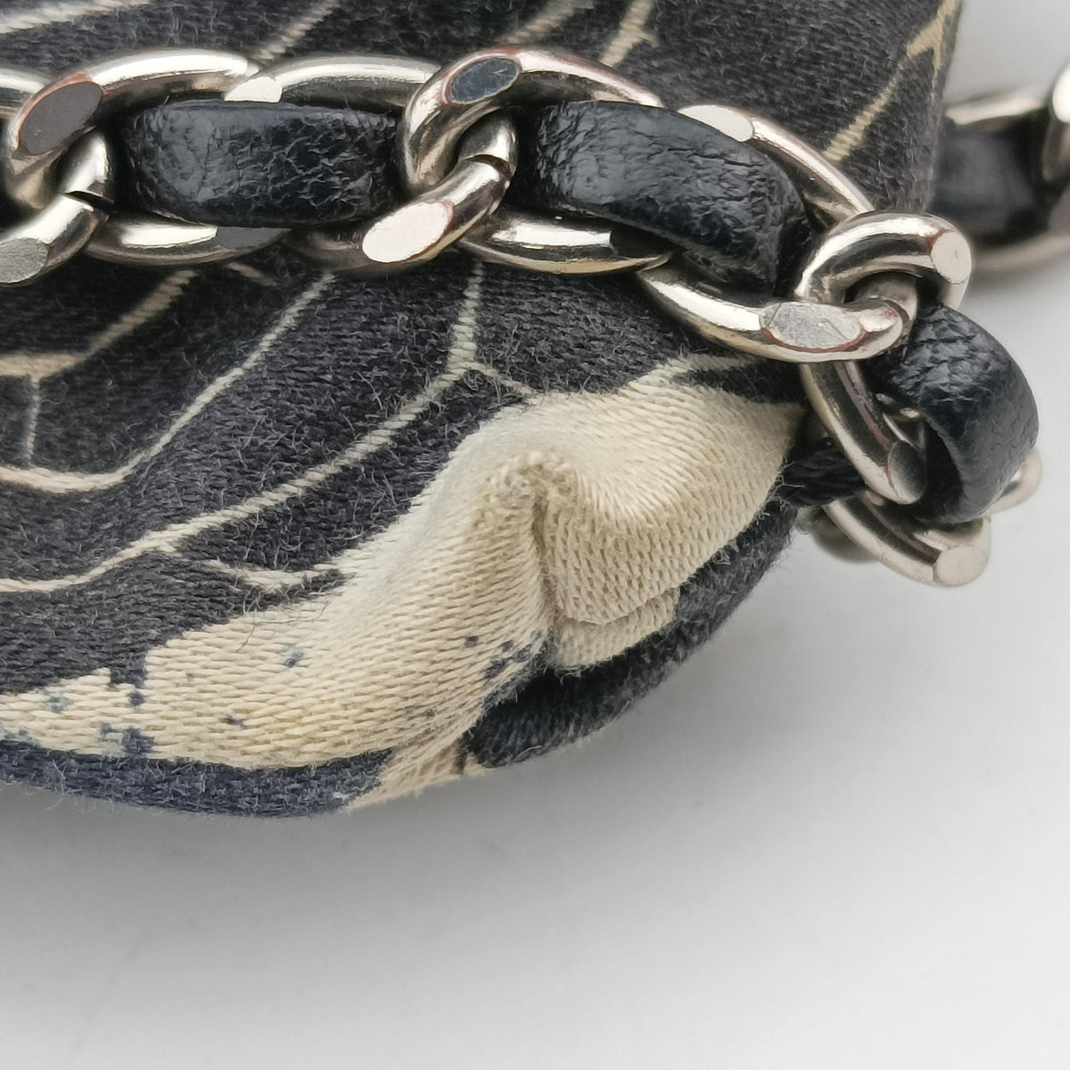 Pre-owned Chanel Tech Me Out phone case Navy x White Canvas AP1161 shoulderbag | stylenewstar