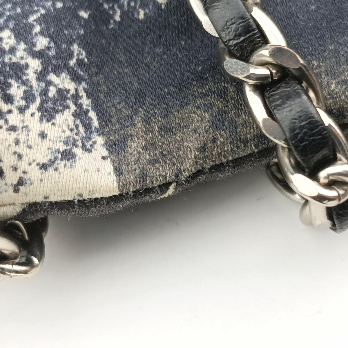 Pre-owned Chanel Tech Me Out phone case Navy x White Canvas AP1161 shoulderbag | stylenewstar