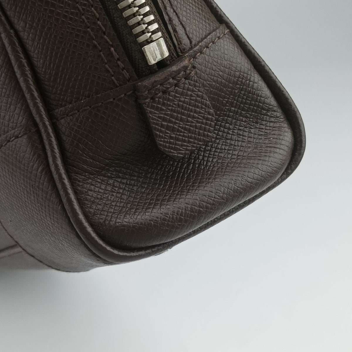 Pre-owned Louis Vuitton IGOR Grizzly Taiga M31178 handbag | stylenewstar