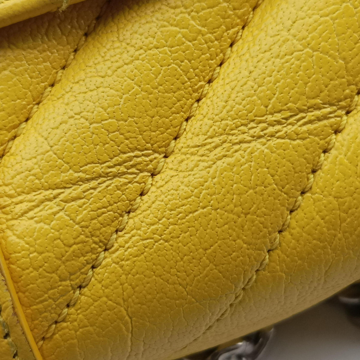 Pre-owned Yves Saint Laurent Baby Chai Yellow Leather 399289 shoulderbag | stylenewstar