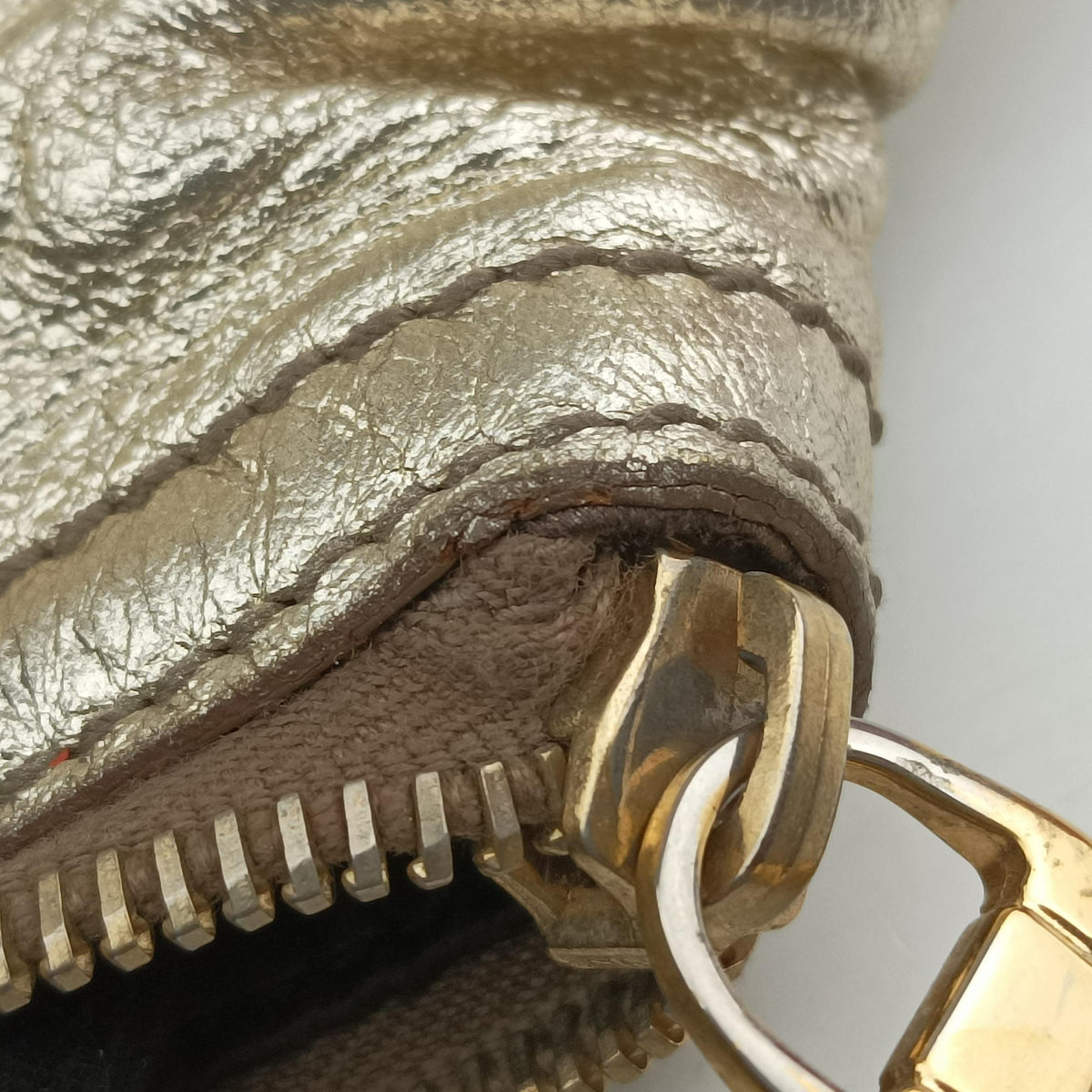 Pre-owned Yves Saint Laurent Downtown Tote Golden Leather 213729 handbag | stylenewstar
