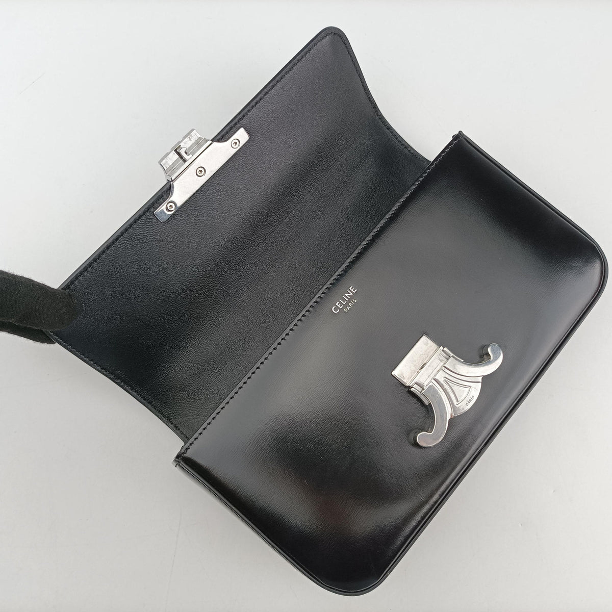 Secondhand Celine Claude Triomphe Chain Black Leather  shoulderbag | stylenewstar