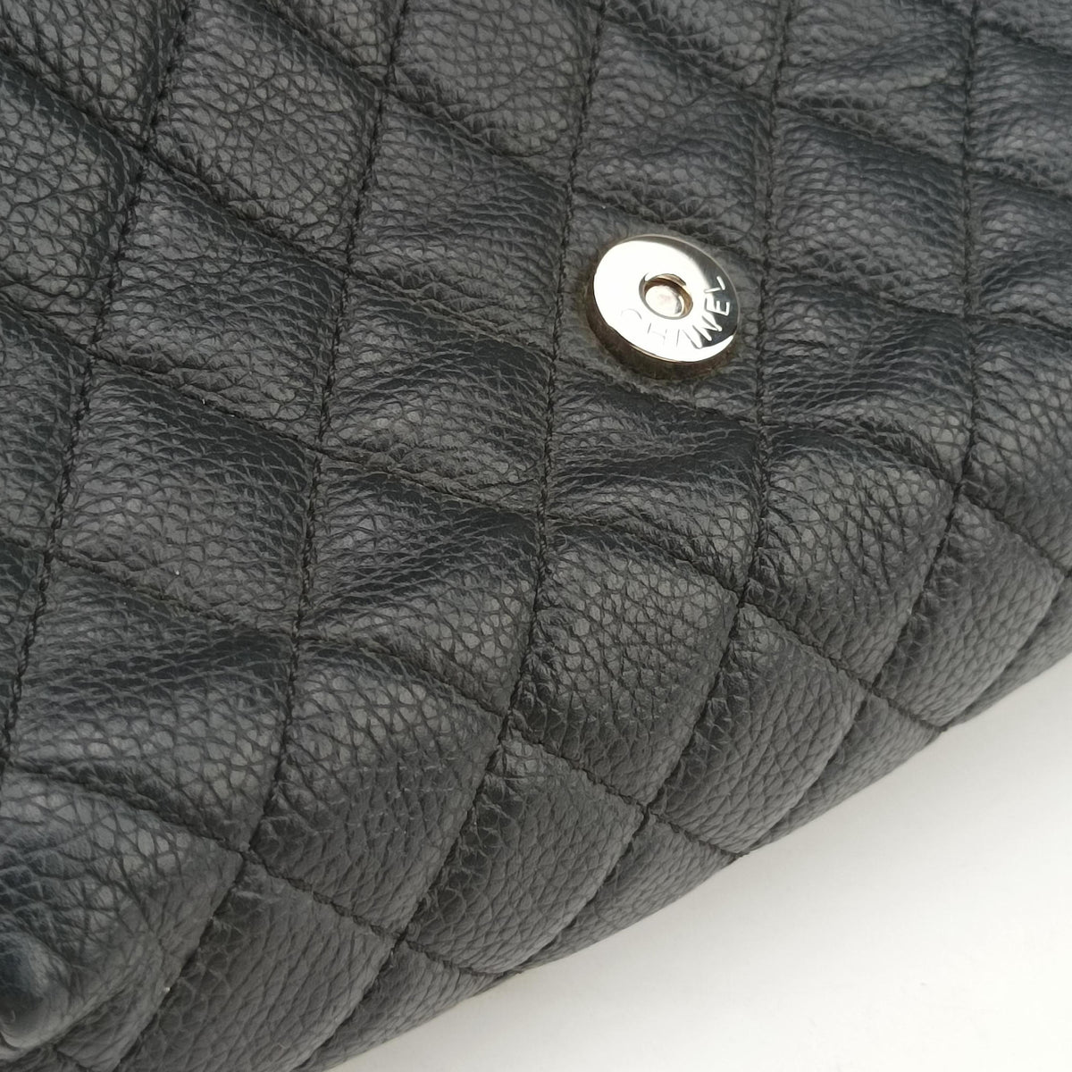 Secondhand Chanel Matelasse 2.55 Black pebbled U48753 bum bag/waist bag | stylenewstar