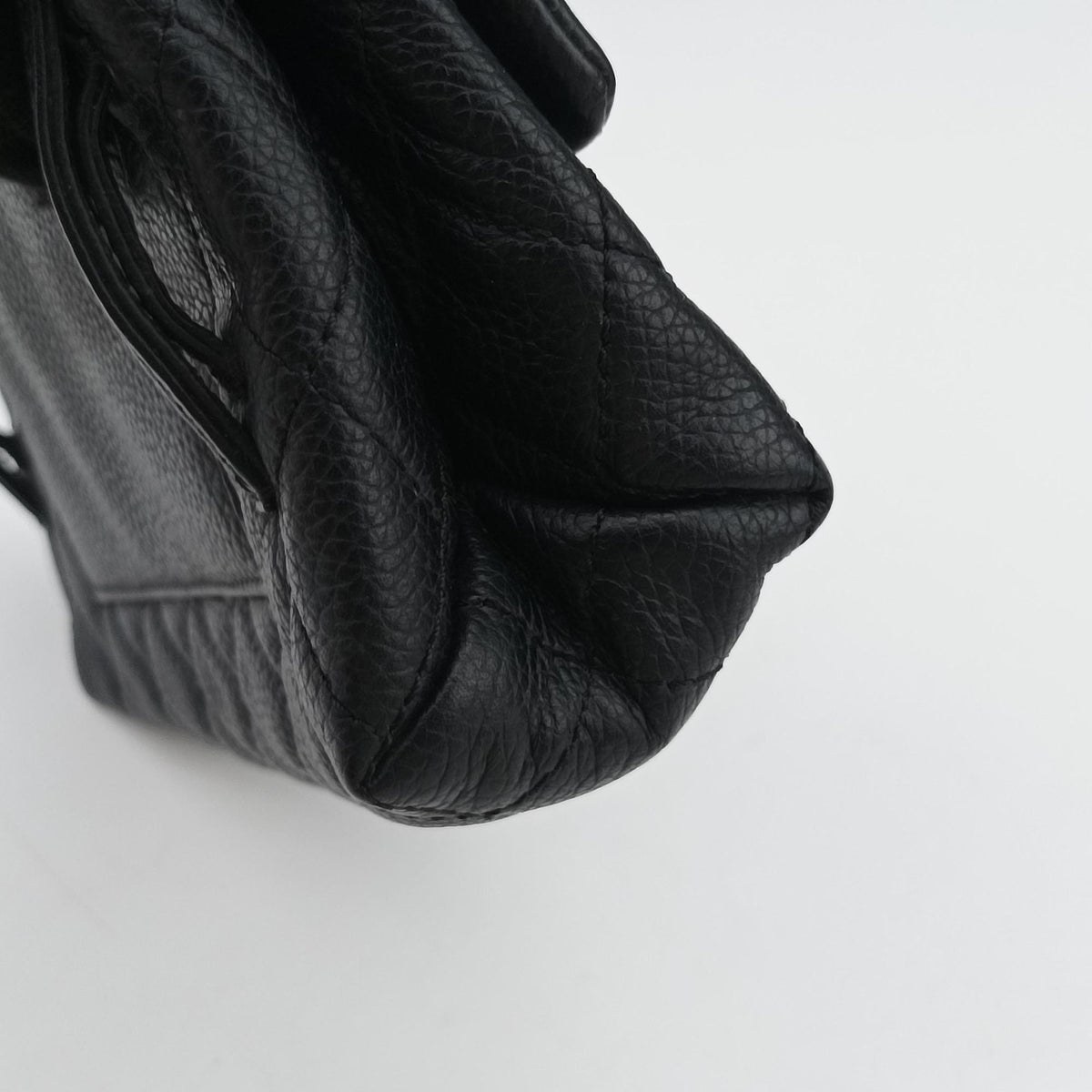 Secondhand Chanel Matelasse 2.55 Black pebbled U48753 bum bag/waist bag | stylenewstar
