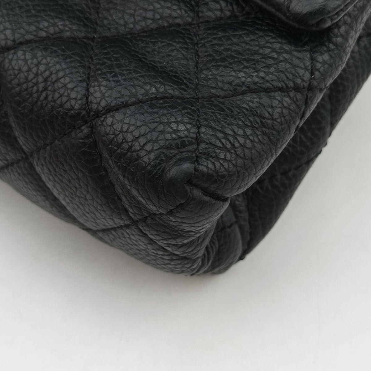 Secondhand Chanel Matelasse 2.55 Black pebbled U48753 bum bag/waist bag | stylenewstar