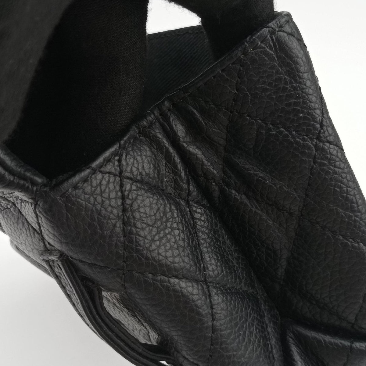 Secondhand Chanel Matelasse 2.55 Black pebbled U48753 bum bag/waist bag | stylenewstar