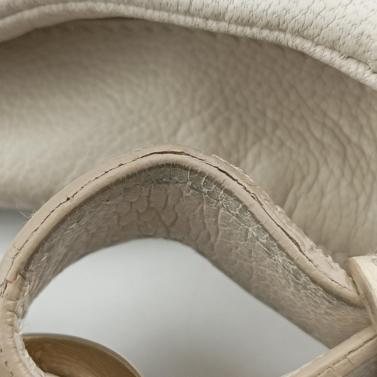 Pre-owned Yves Saint Laurent Saharienne White Leather 139268 shoulderbag | stylenewstar