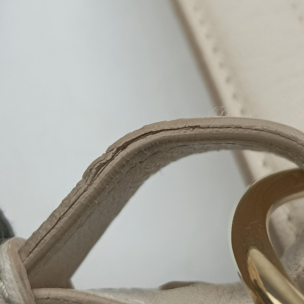 Pre-owned Yves Saint Laurent Saharienne White Leather 139268 shoulderbag | stylenewstar
