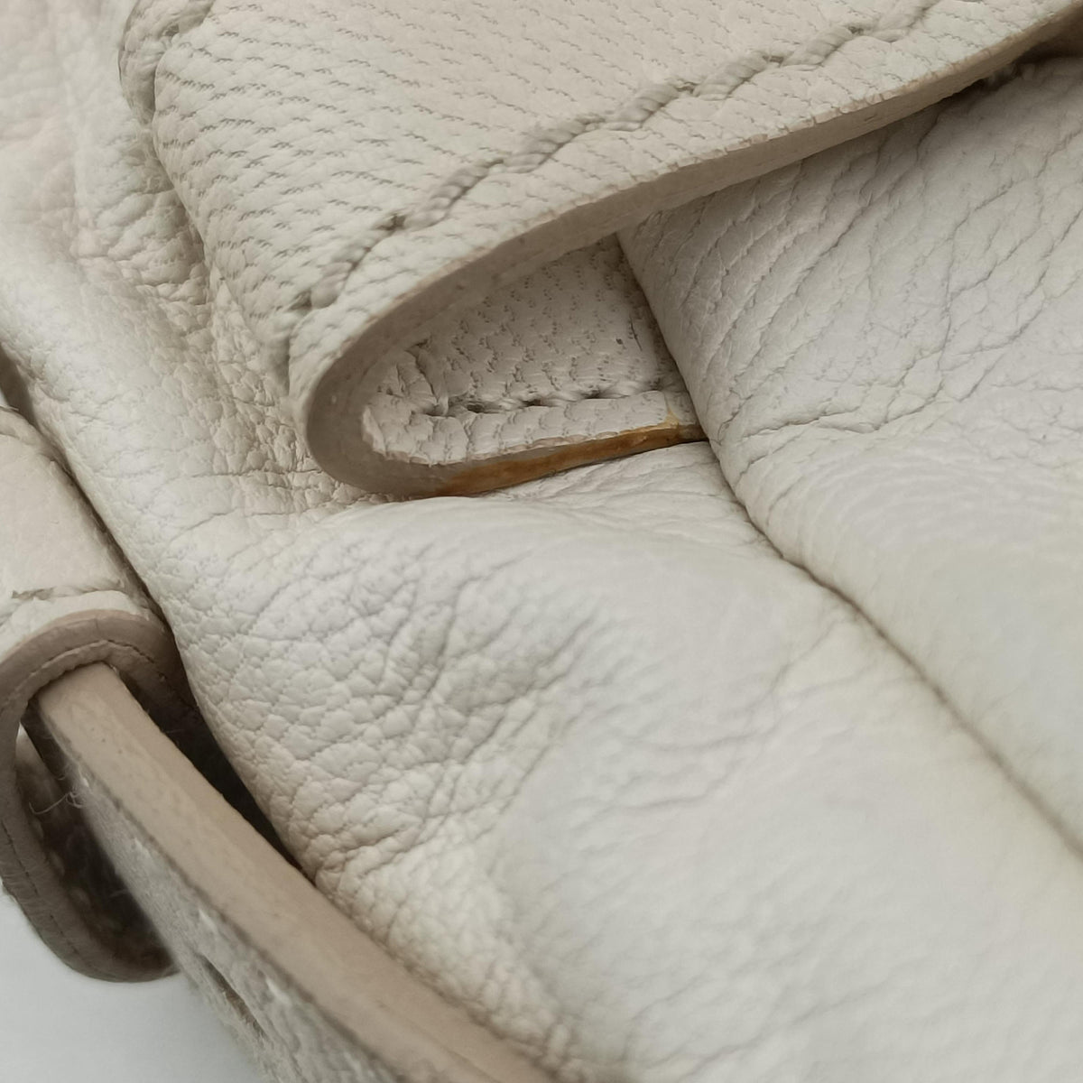 Pre-owned Yves Saint Laurent Saharienne White Leather 139268 shoulderbag | stylenewstar